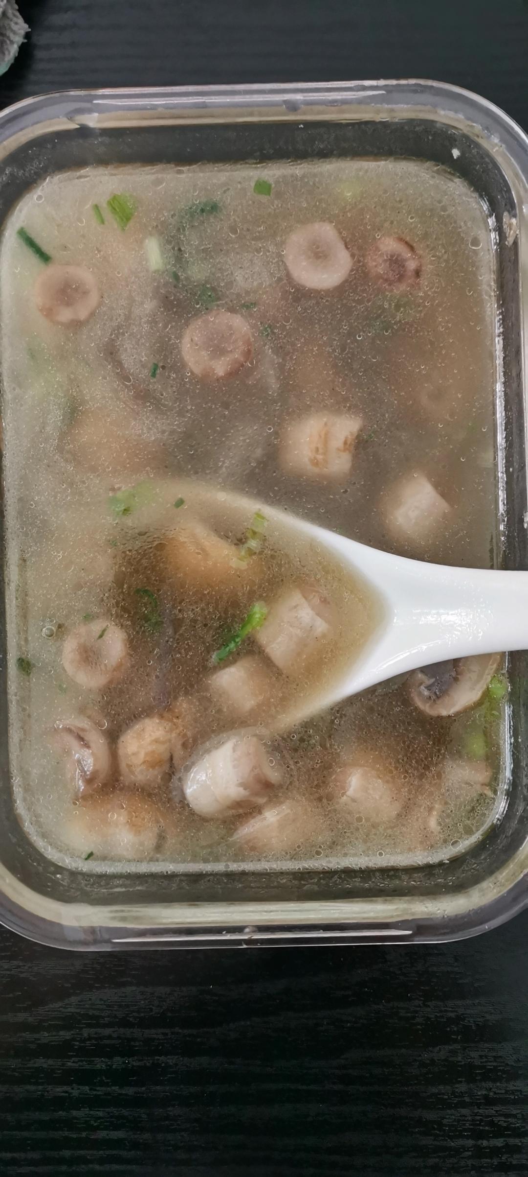 鲜掉眉毛口蘑汤