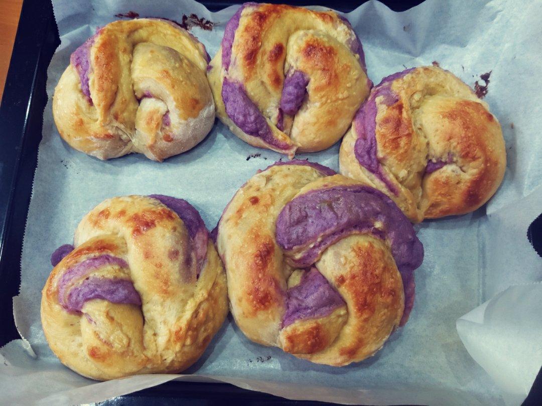 奶香芋泥花环面包