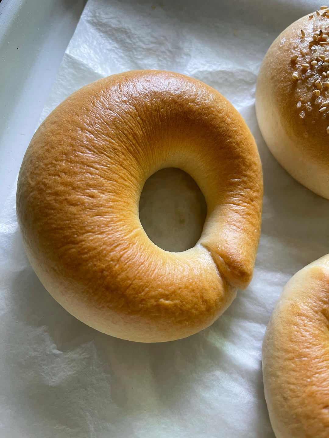 星巴克20元一个的贝果面包，外脆里软很有嚼劲，4个材料就搞定