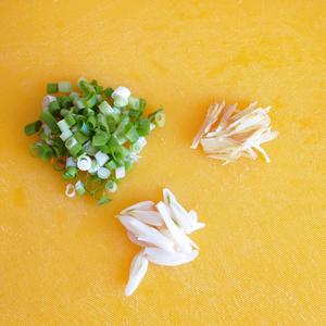 家常健康砂锅土豆粉的做法 步骤2