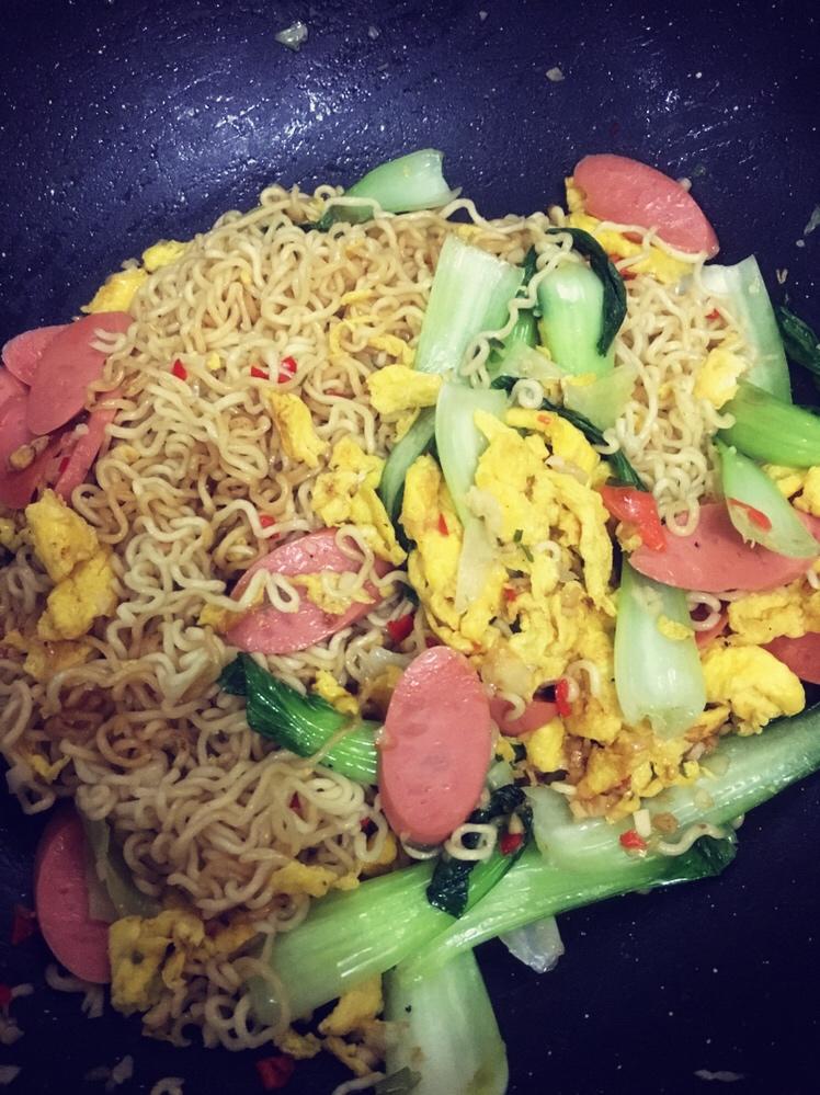 网红炒泡面，没有过多的调料也是好吃的的做法