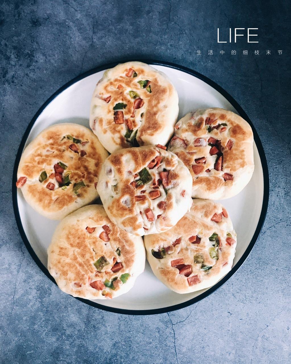 好吃好看简单易学的香葱火腿肠发面小饼