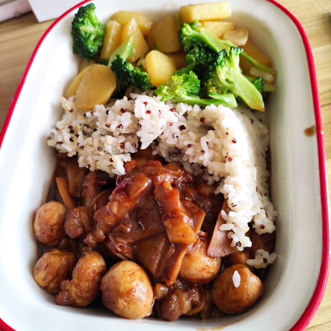 爆汁鹌鹑蛋卤肉饭