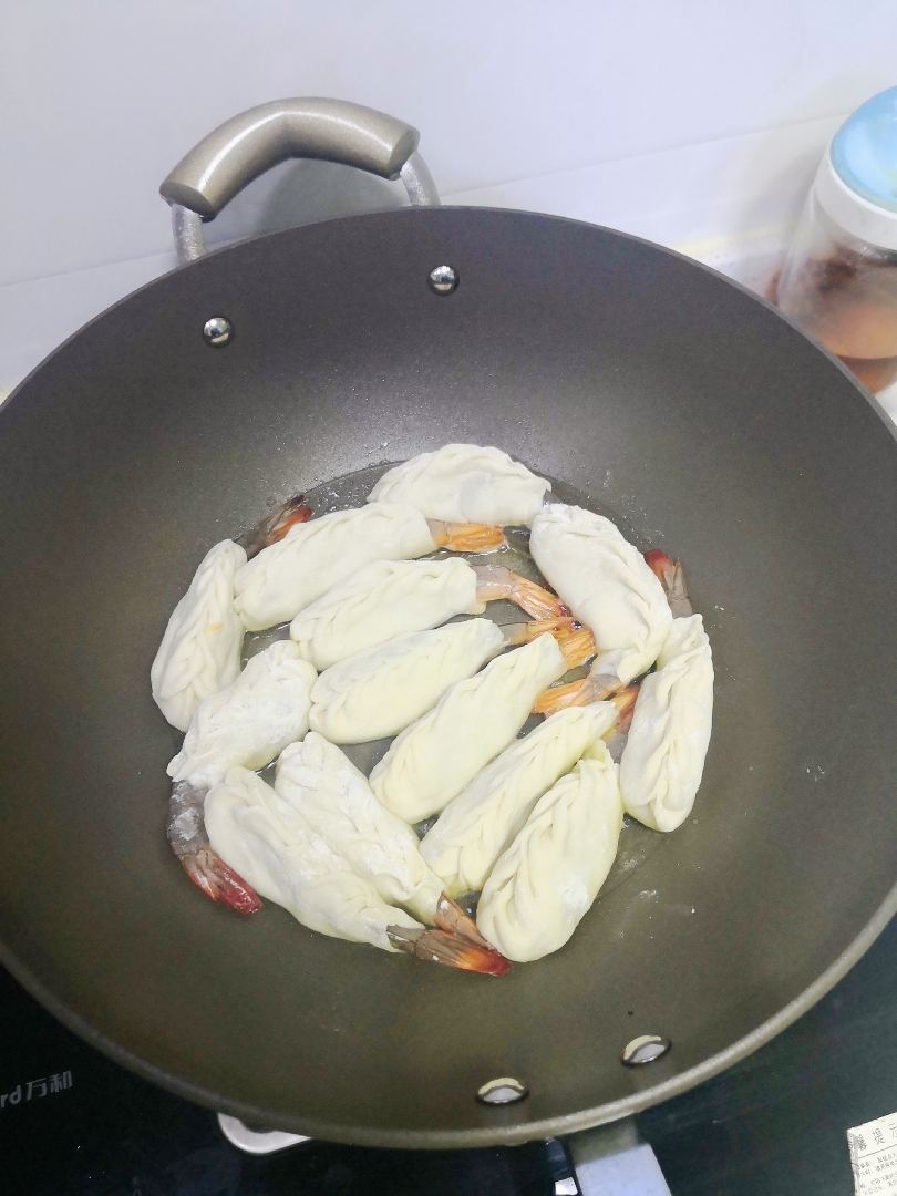 生煎凤尾虾饺的做法 步骤5
