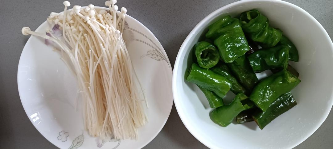 青椒卷金针菇，无敌下饭