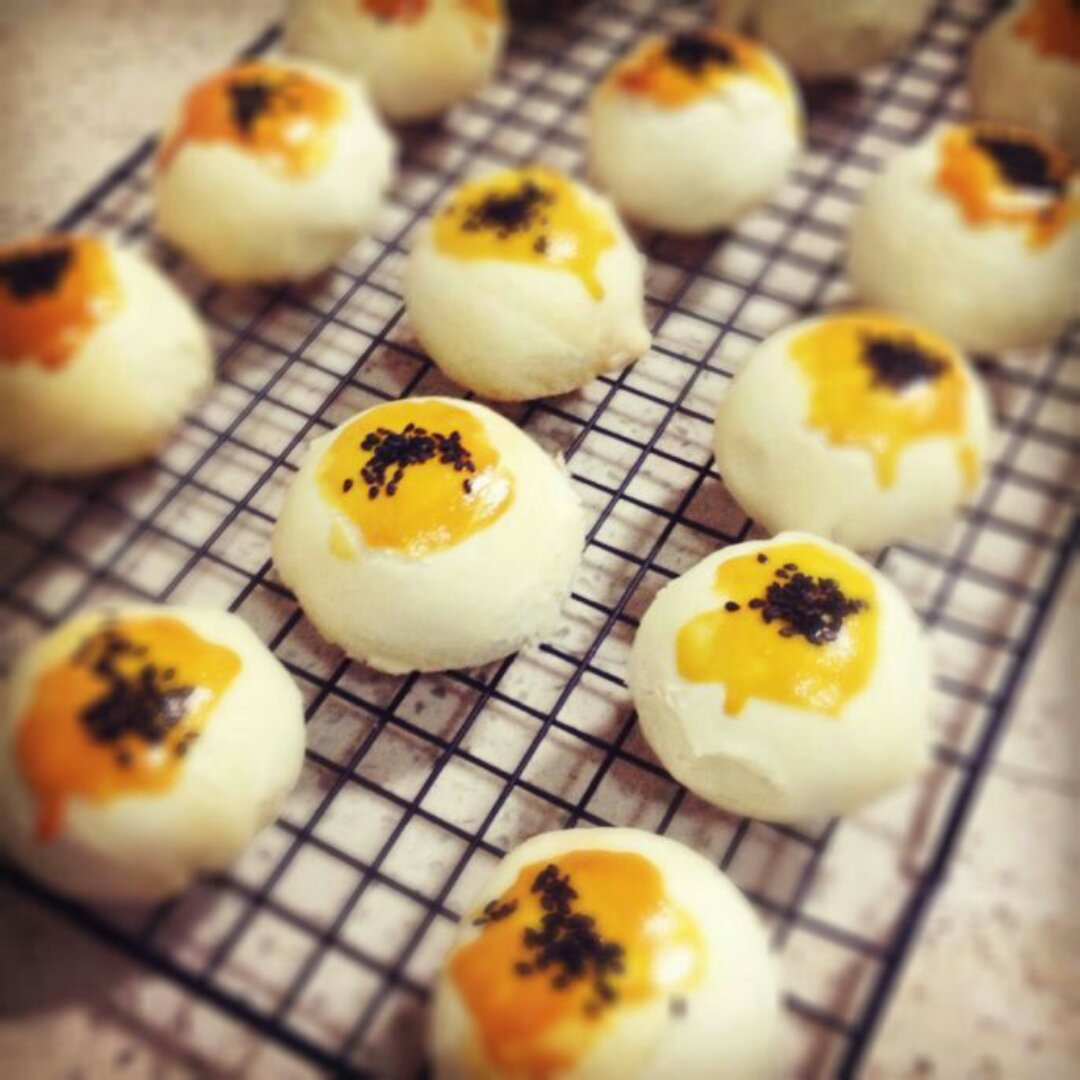 蛋黄酥 Danhuangsu