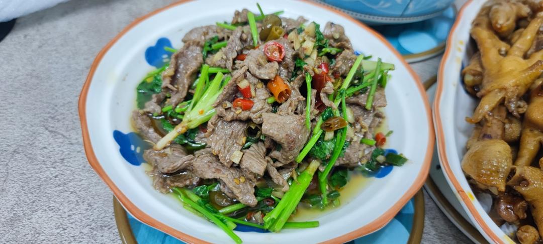 香菜炒牛肉，香辣下饭，爱吃香菜的朋友看过来，拌饭绝了