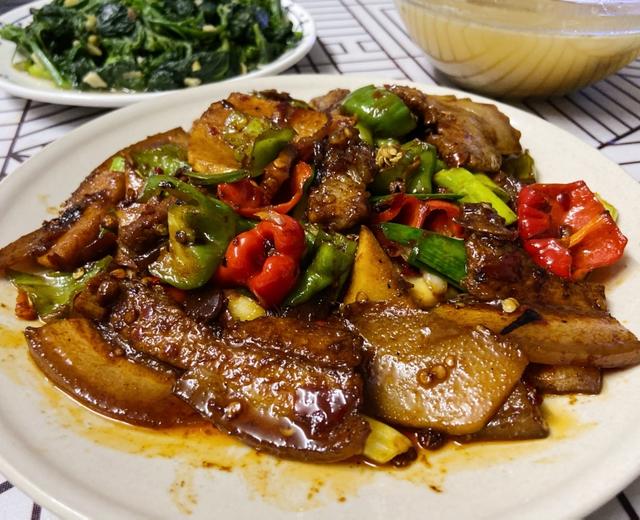 鲜笋炒回锅肉(青椒是小时候的味道)的做法