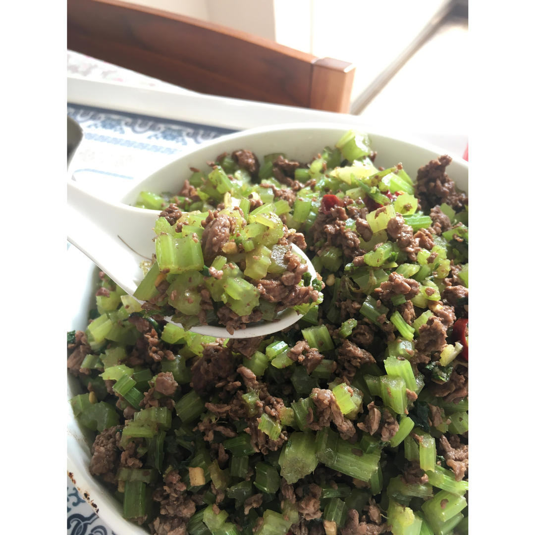 芹菜牛肉末「下饭神器」