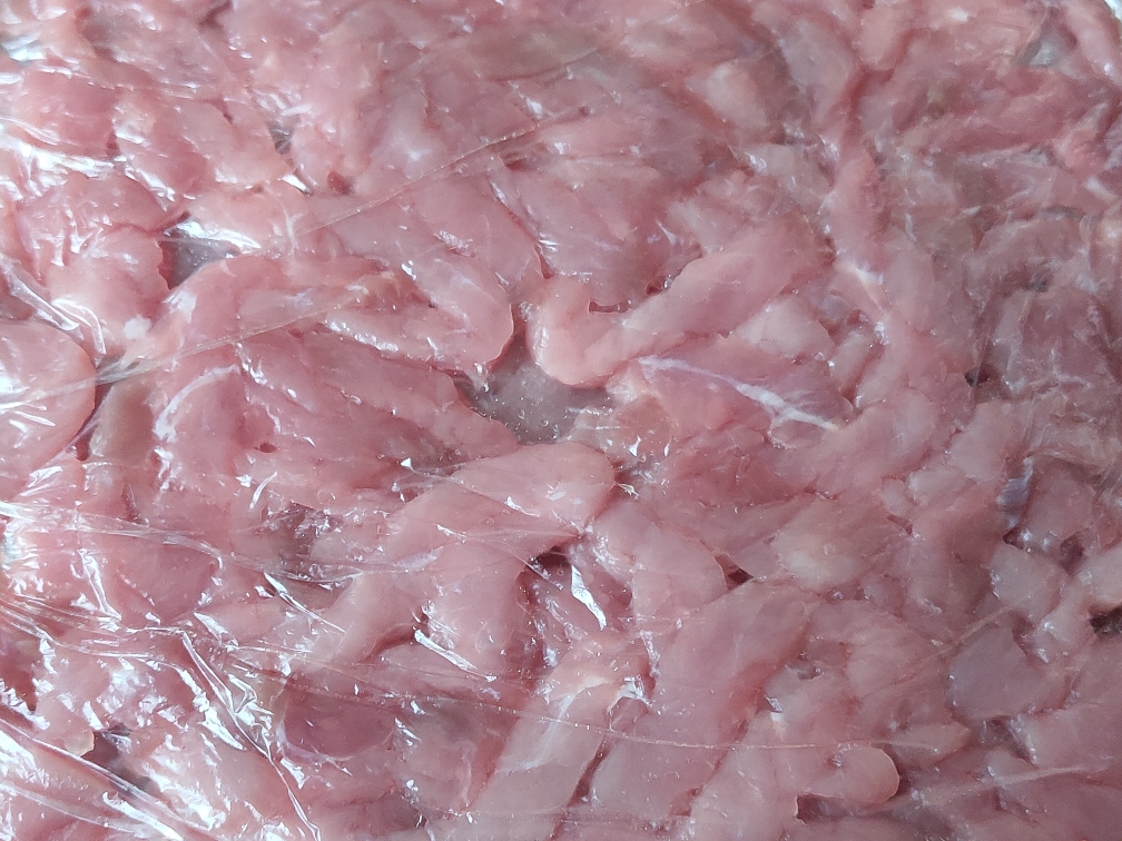 快速解冻猪肉鱼肉虾仁...的方法的做法 步骤1