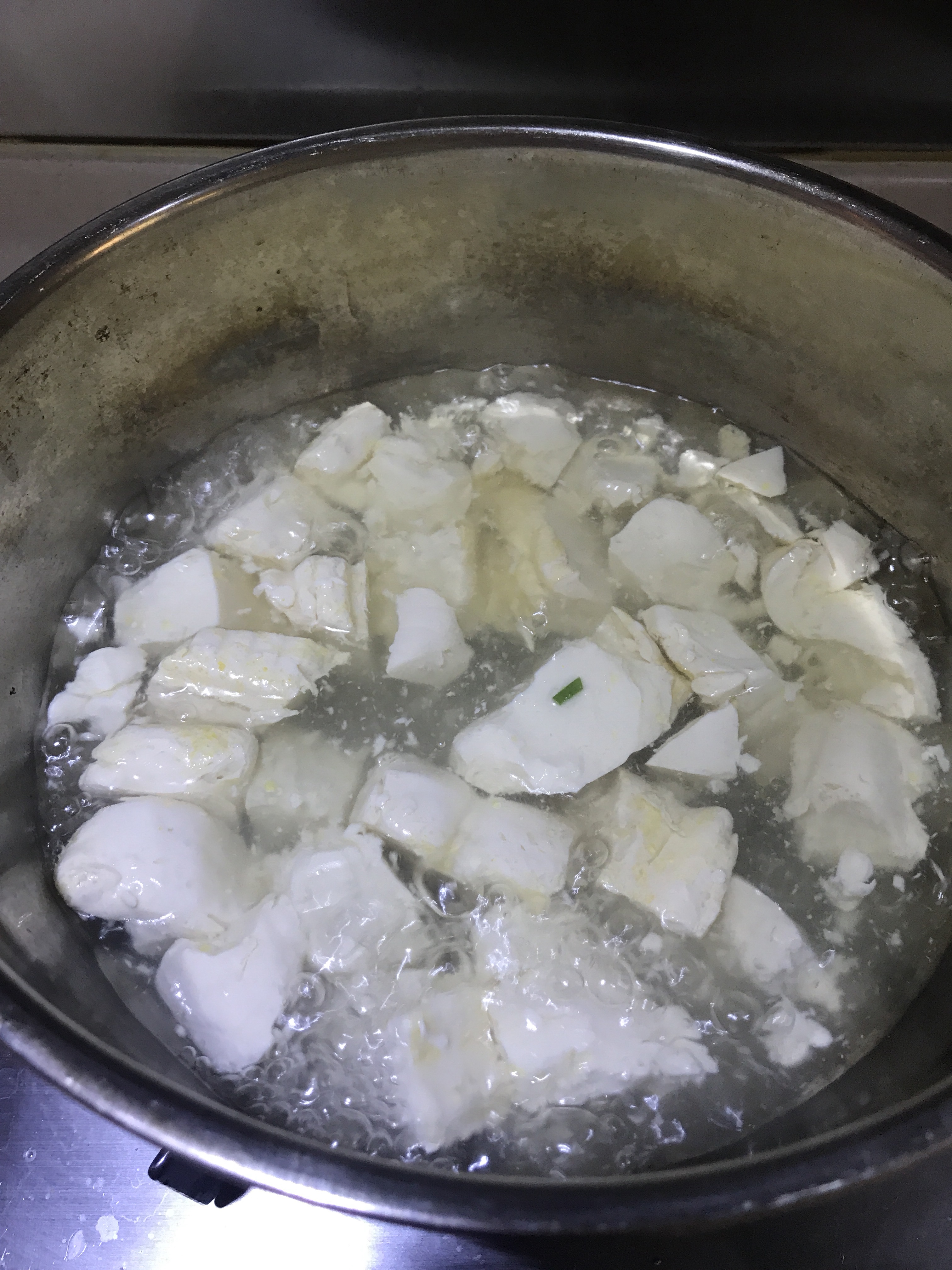 凉拌内酯豆腐 🍴独家调料配方～～(⁎⁍̴̛ᴗ⁍̴̛⁎)的做法 步骤1