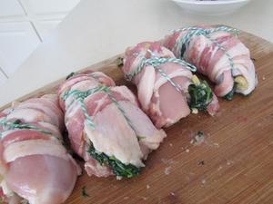 看西餐如何烹饪大鱼大肉 - 培根鸡肉菠菜卷的做法 步骤4