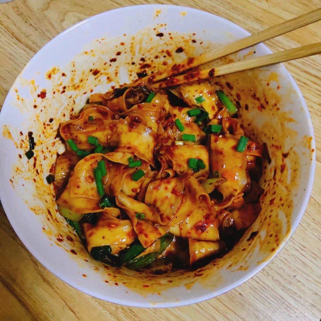 【油泼面】超级快手，好吃到炸裂😋