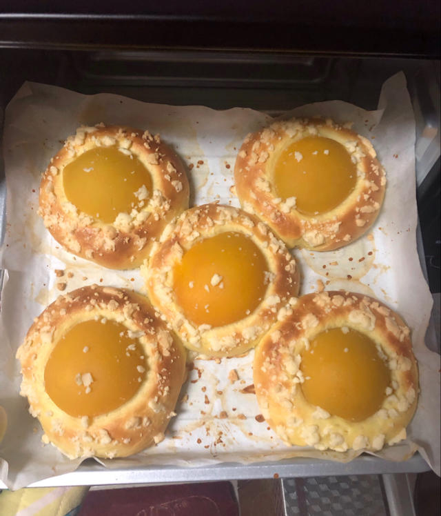 黄桃酥粒面包