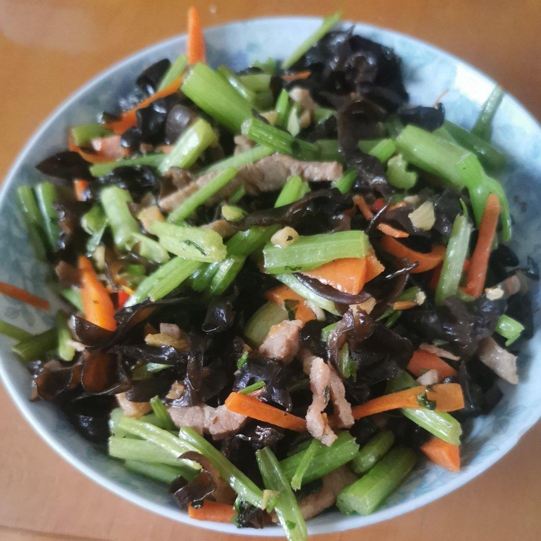 芹菜木耳炒肉丝