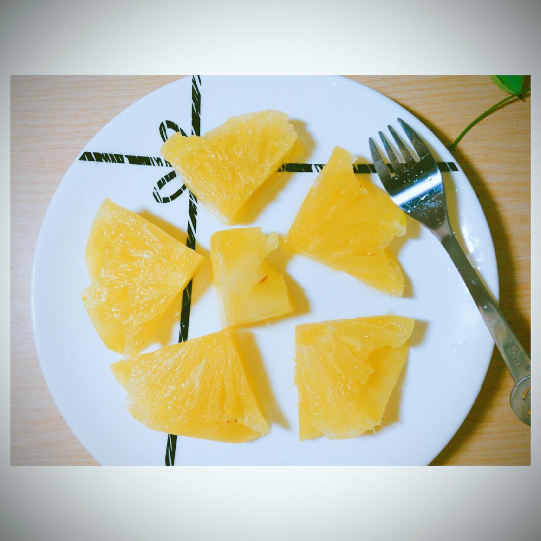 不到两分钟，切好一整个菠萝（独家）