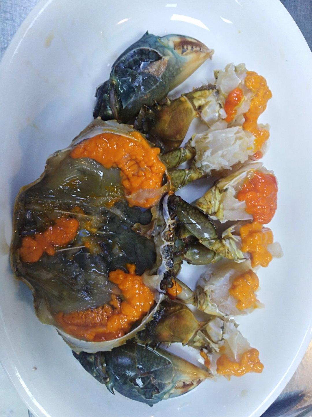 作品 bin哥吖做的晚餐2018年10月15日 【葱油红膏蟹】清洗干净 摆放盘