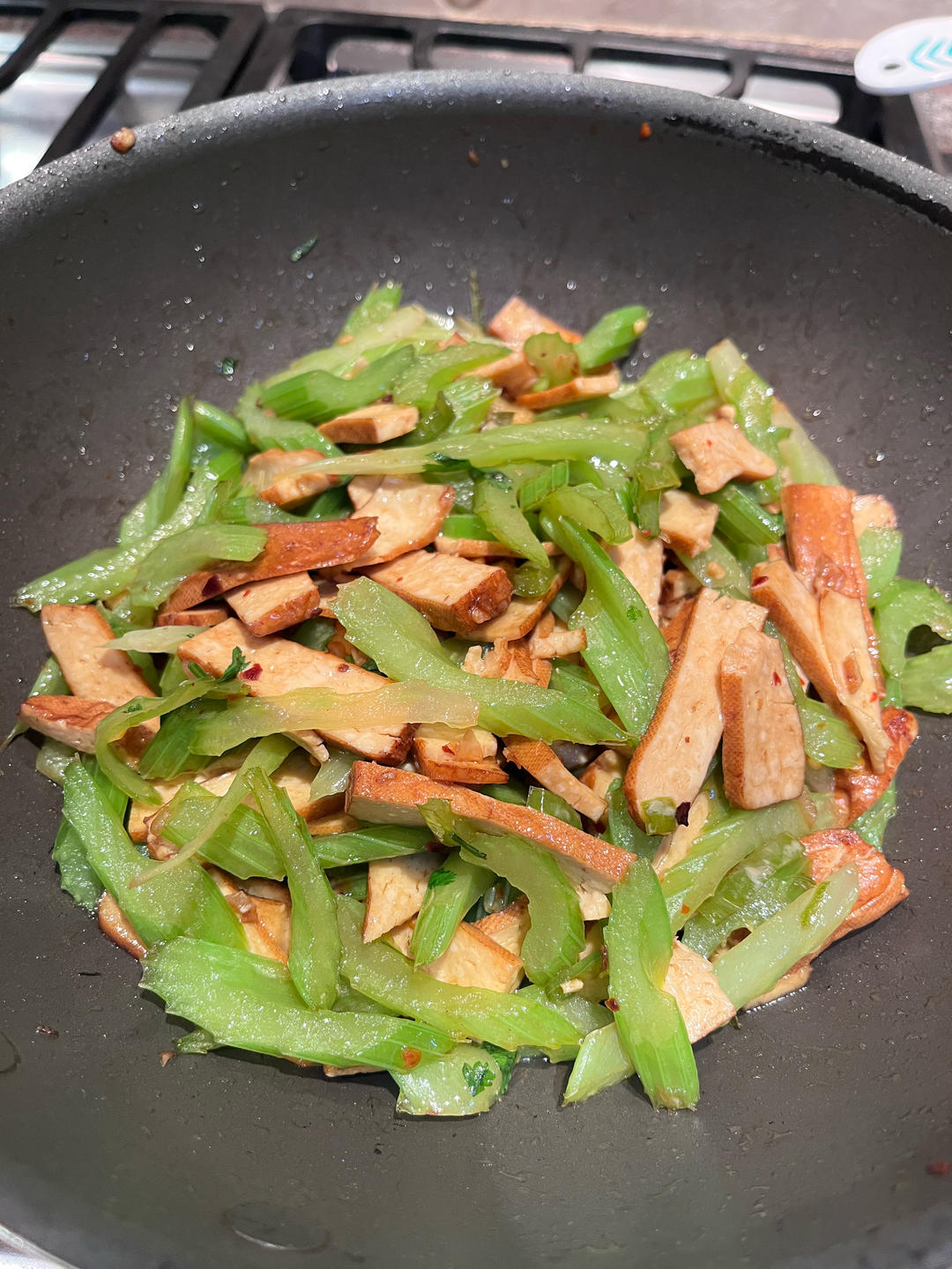 让何老师好吃到哭的同款芹菜炒香干，真的超美味