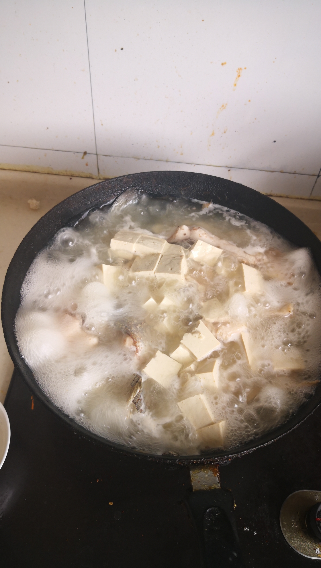 ［家常海鲜］忘不了的美味——草鱼豆腐汤的做法 步骤3