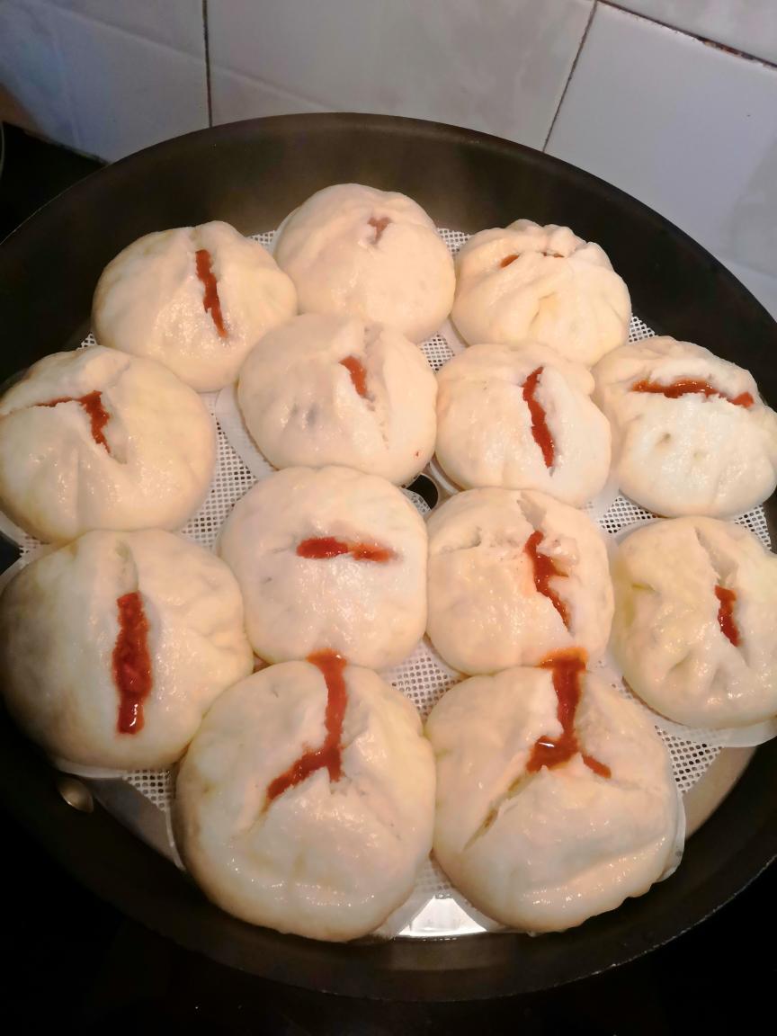 云朵般松软爆浆蜜汁叉烧包