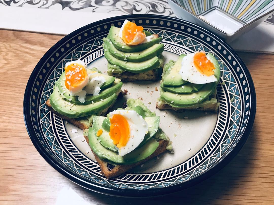 双重牛油果鸡蛋开放三明治