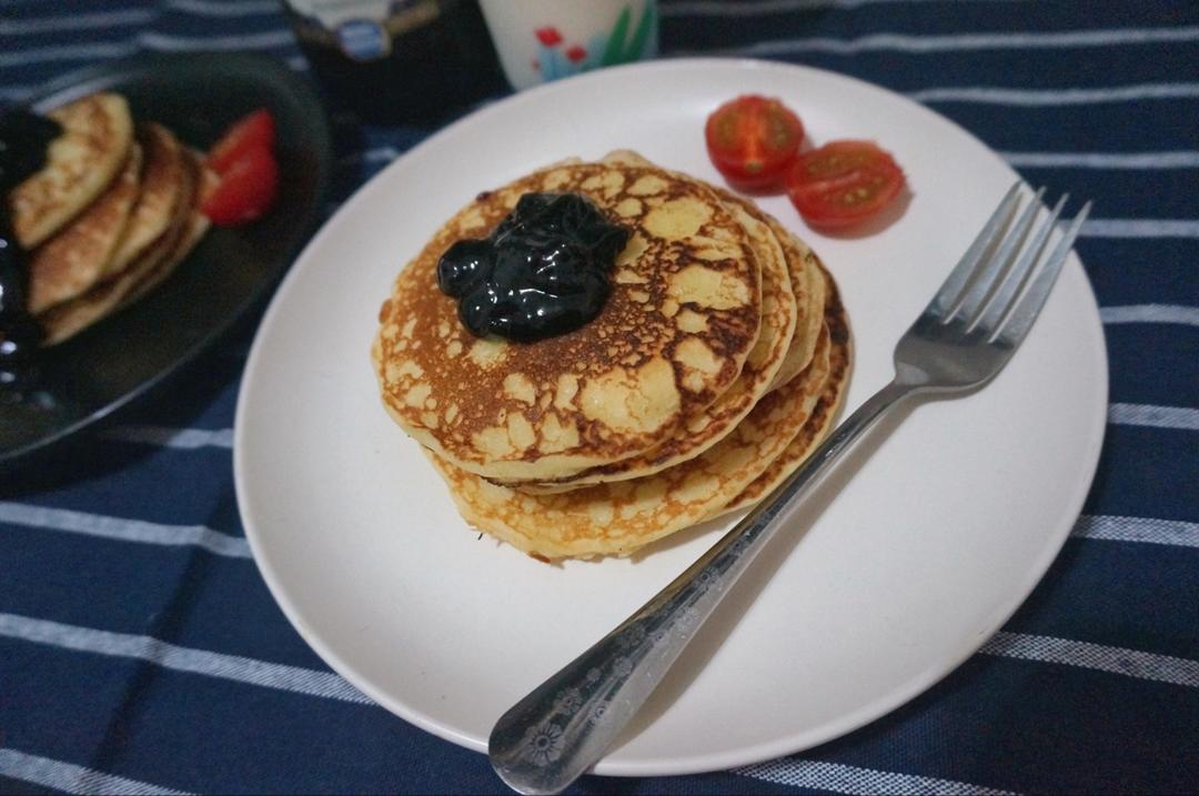 【酸奶松饼yogurt pancake】，搭上黑莓果酱和枫糖的美味。