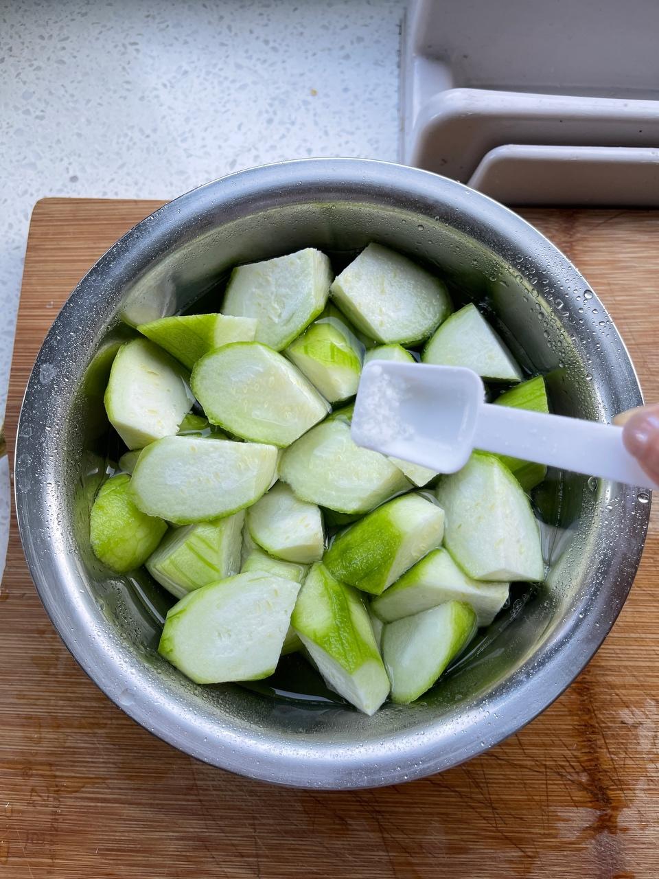 【孕期食谱】丝瓜鸡蛋汤的做法 步骤2