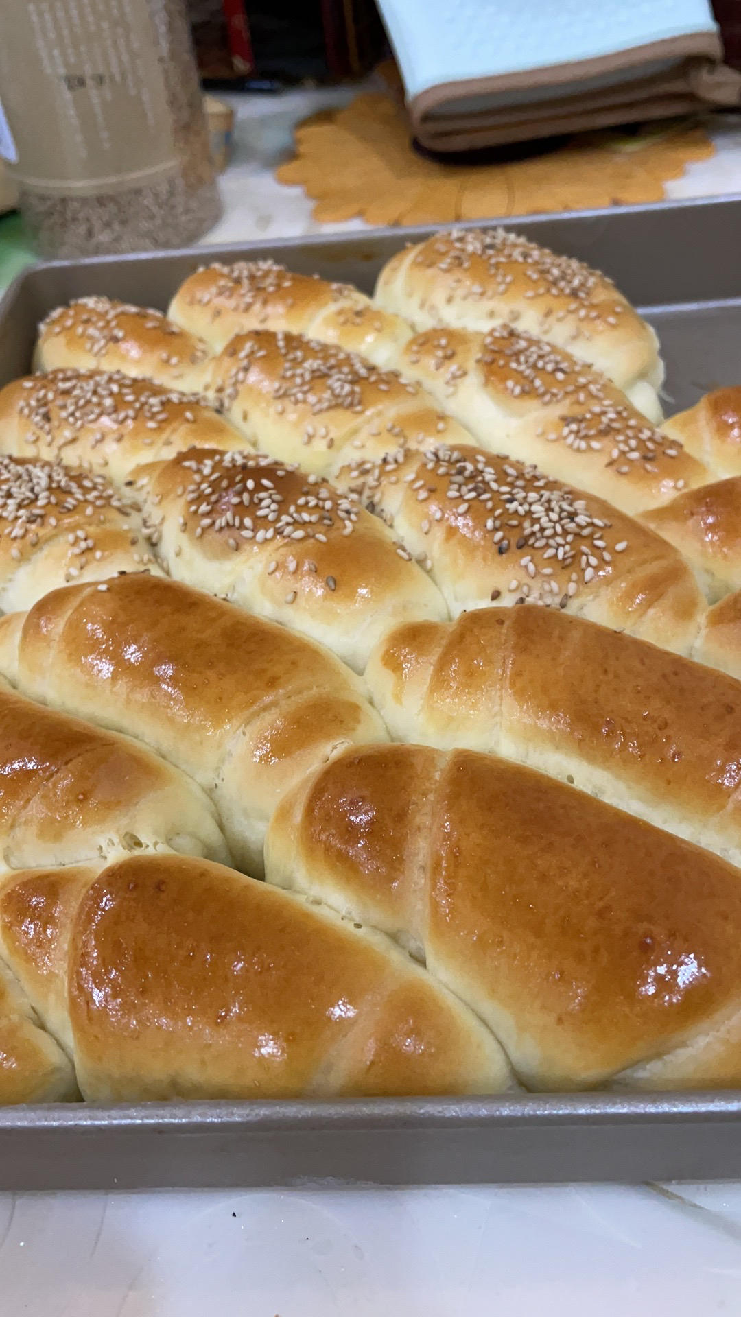 又香又软又拉丝，咬一口奶香十足！超治愈的淡奶油波兰种小餐包