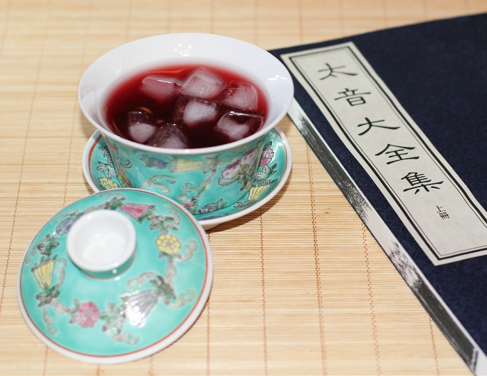 李子红茶饮