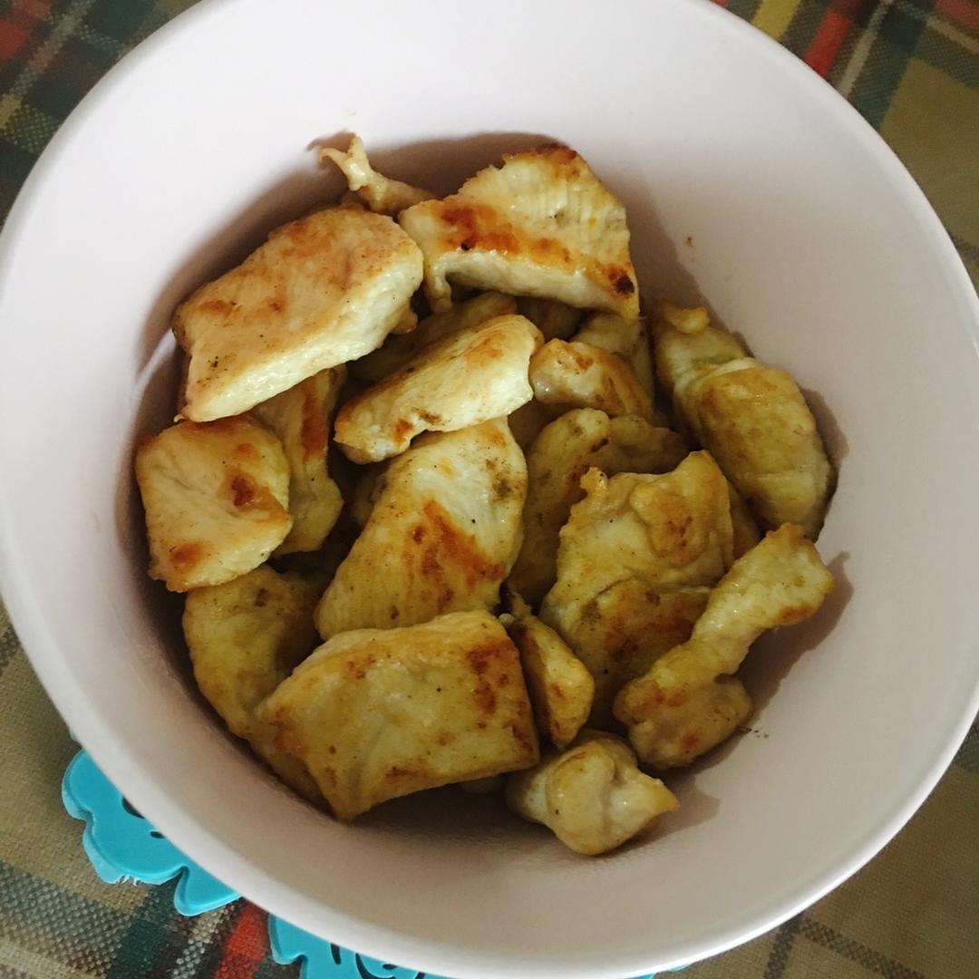 香煎鲜嫩多汁的黑椒鸡胸肉