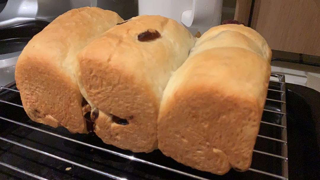 我最近每天做一个的葡萄干吐司，真的超松软好吃！