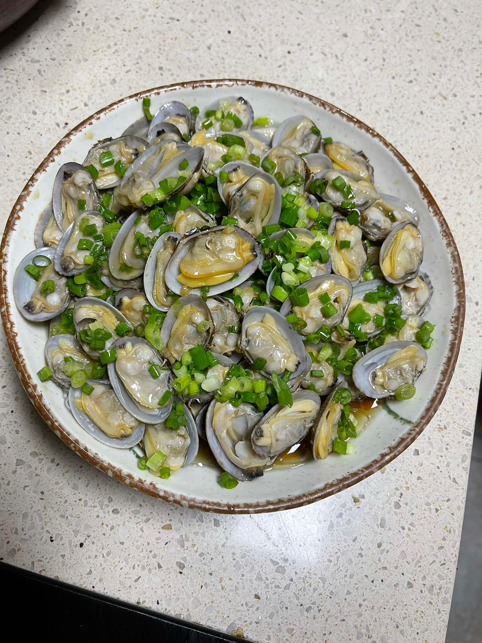 【葱油黄贝】比清蒸够味，比翻炒鲜美！海鲜就得这样做，葱香四溢肥嫩多汁