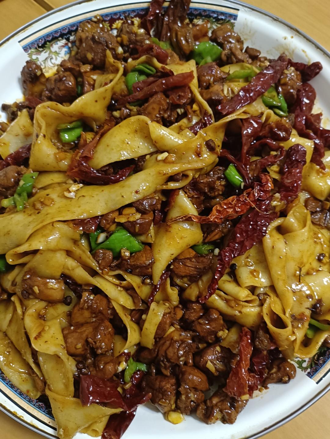 辣子鸡爆炒皮带面
