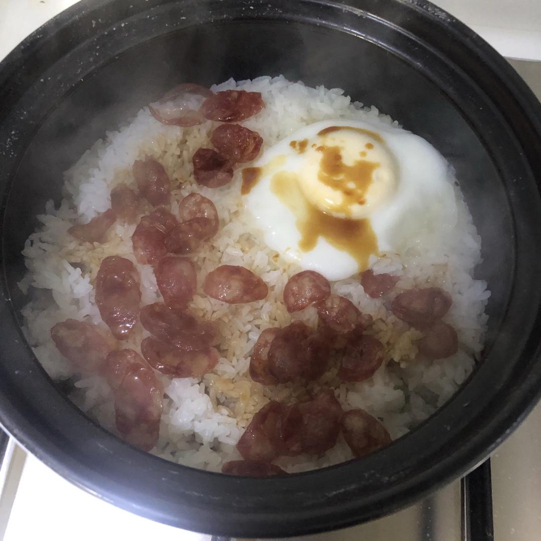 广式腊味煲仔饭