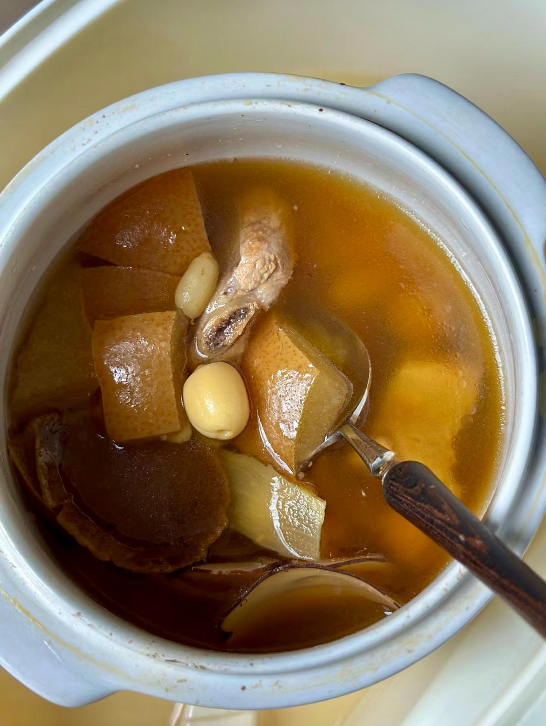 煲靓汤还得是广东人！润喉又润肺，好好喝海底椰雪梨沙参玉竹汤