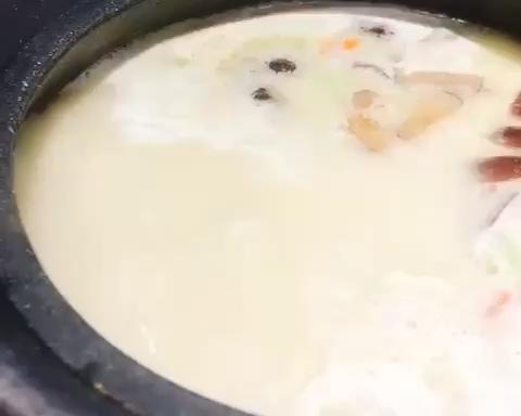 如何煲可以吃三大碗还不够的鲫鱼汤呢？
