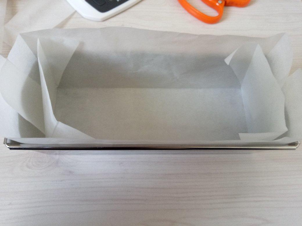 裁剪磅蛋糕模的垫纸