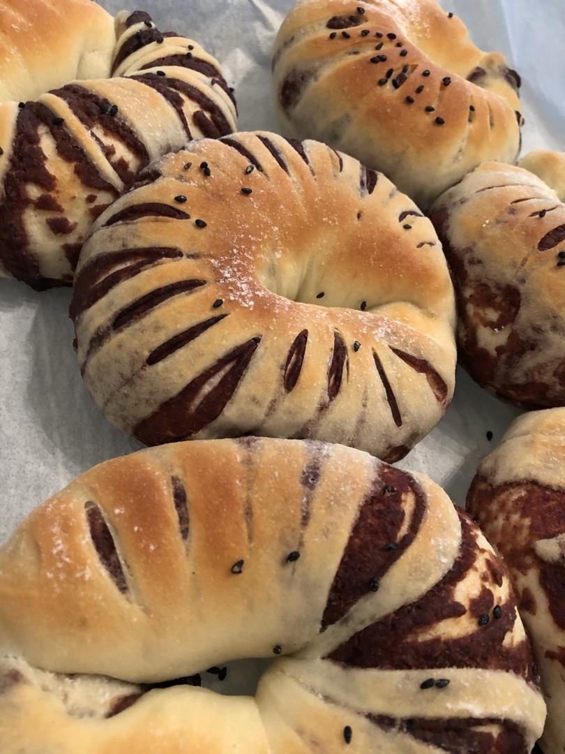 松软可口的红豆沙面包卷