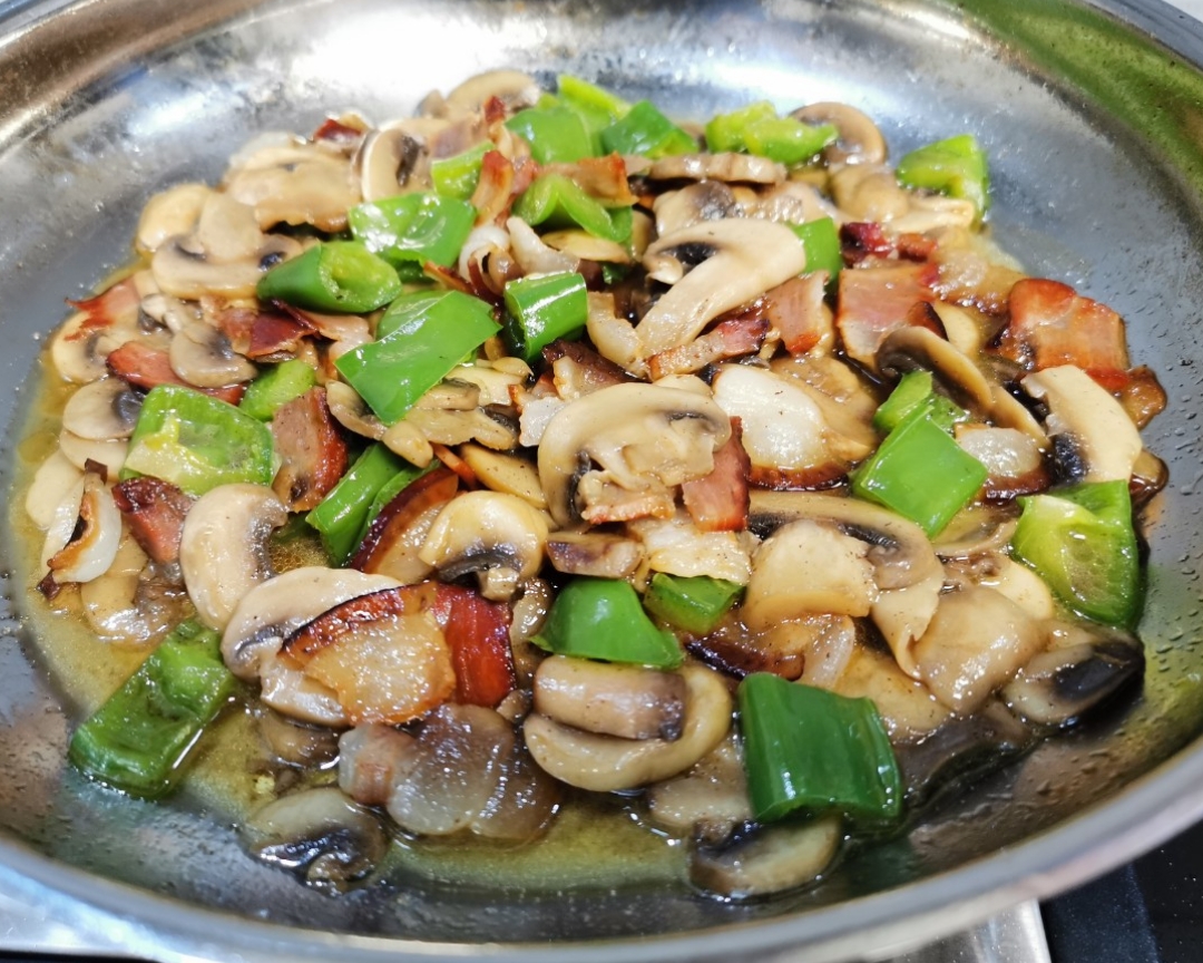 白蘑菇炒腊肉图片