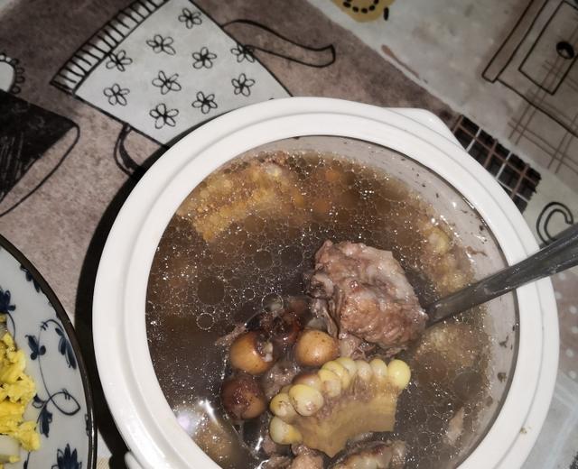 红莲玉米排骨汤的做法