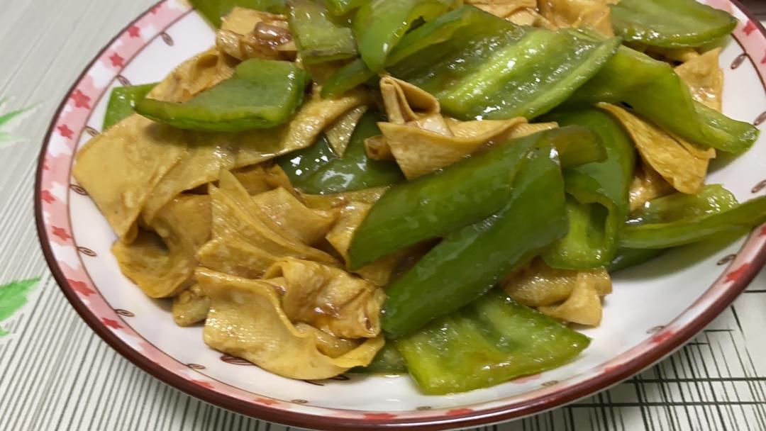 〈辣椒炒豆腐皮〉，经典家常菜。欣小厨 😉