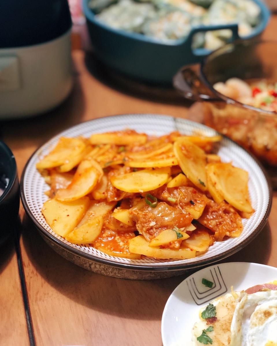 辣白菜炒土豆片