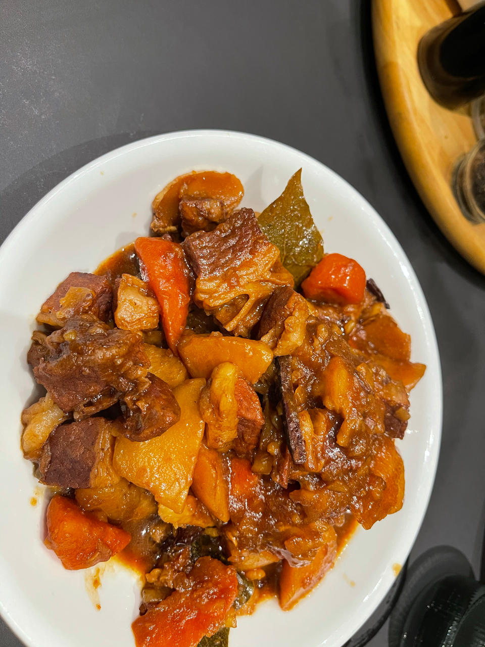 牛腩炖土豆（亦可做红烧牛肋排、红烧猪蹄、红烧鸡爪等等）——中式一日三餐（一百十四）
