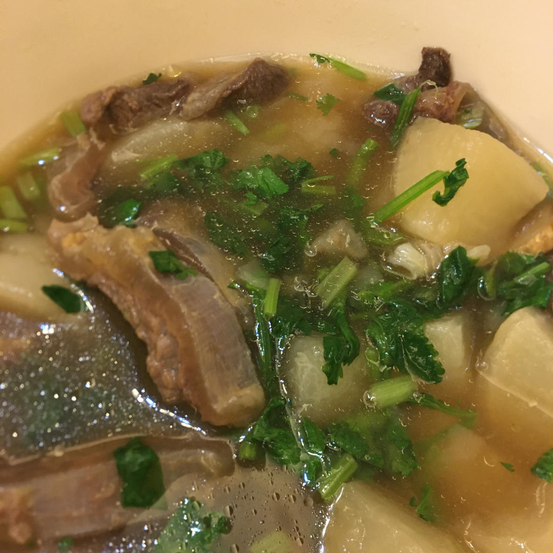 简单到只用一种调料的牛腩炖萝卜汤