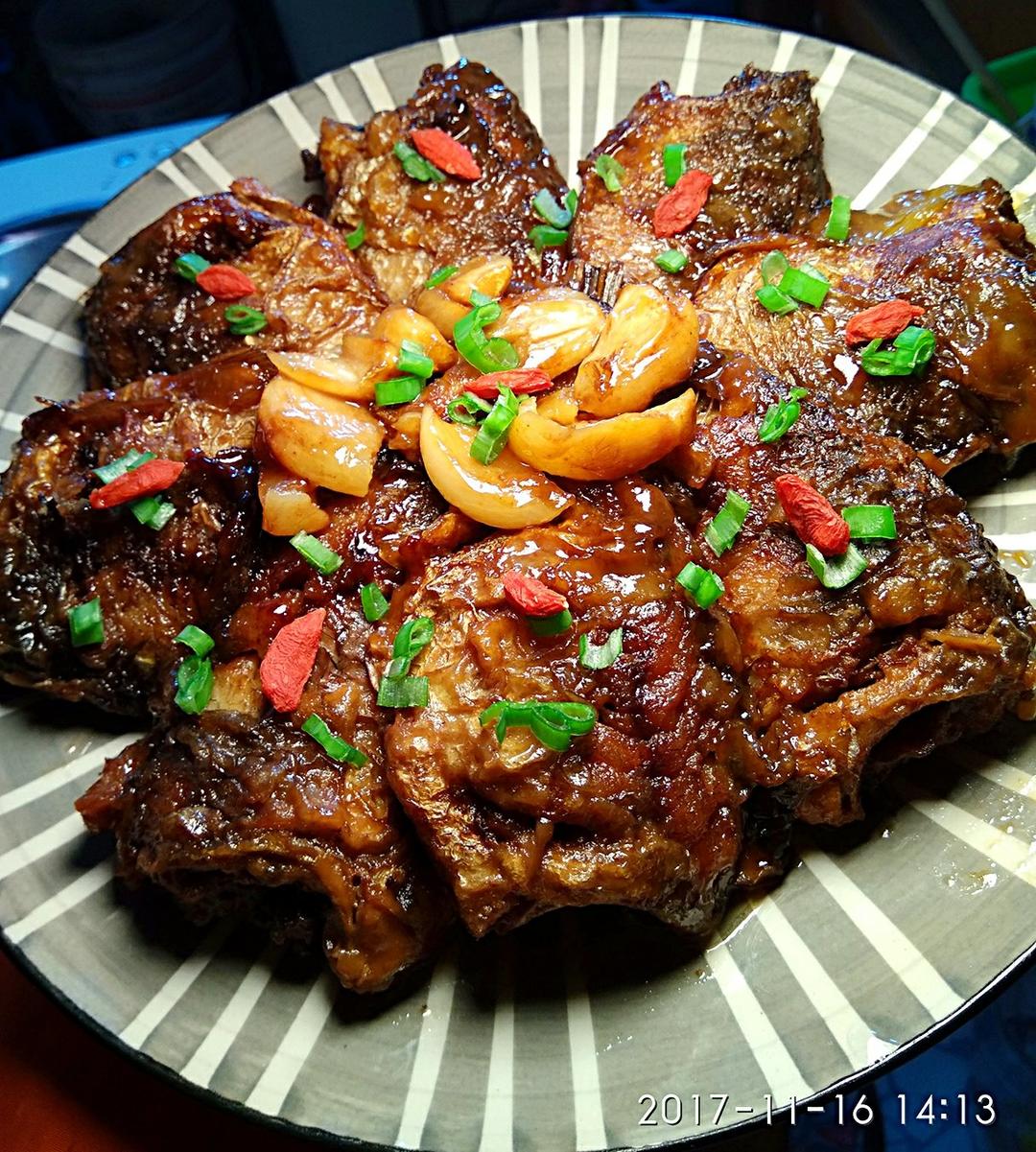 诗思-1做的酥焖小鲫鱼(独流焖鱼)