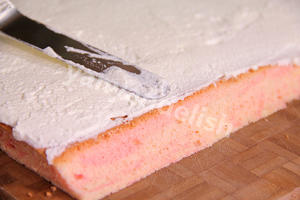 草莓牛乳蛋糕卷的做法 步骤13