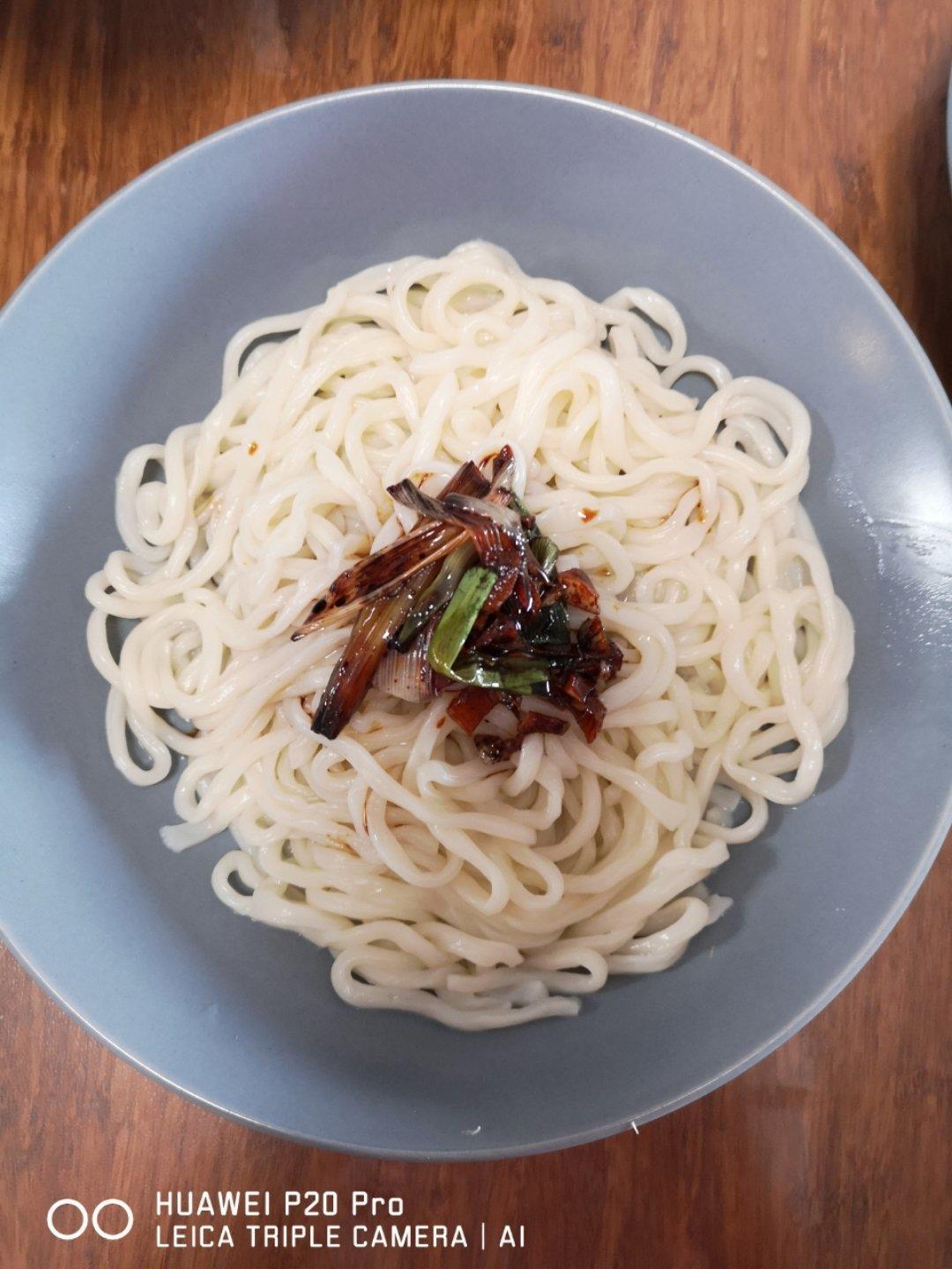 10分钟搞定的一碗葱油拌面