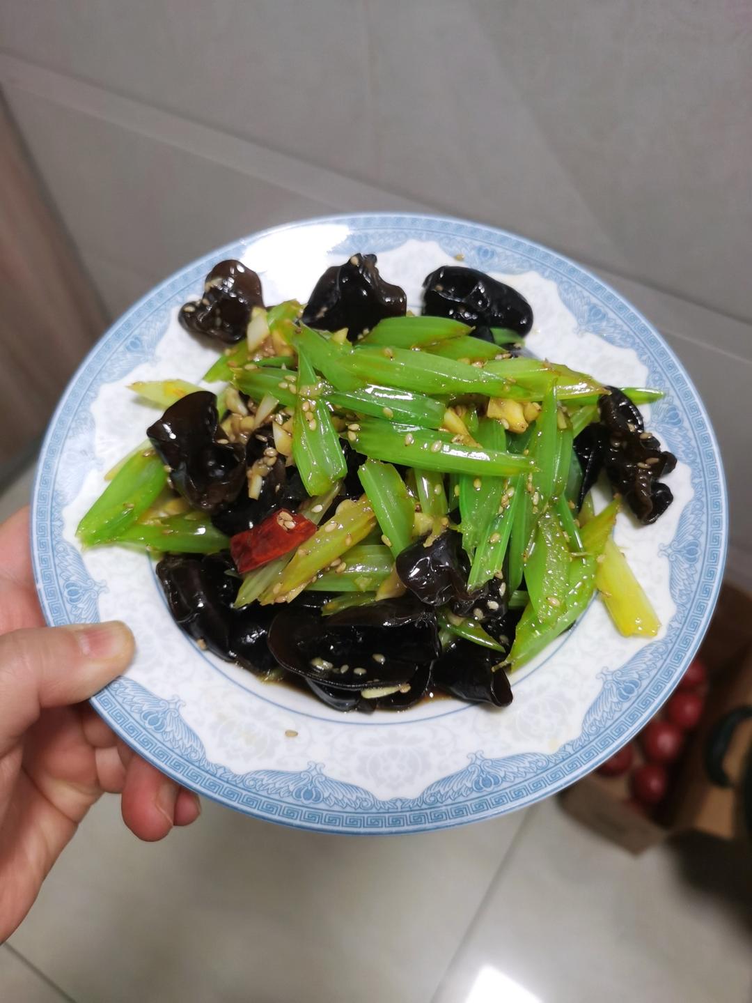 夏天必备凉拌芹菜