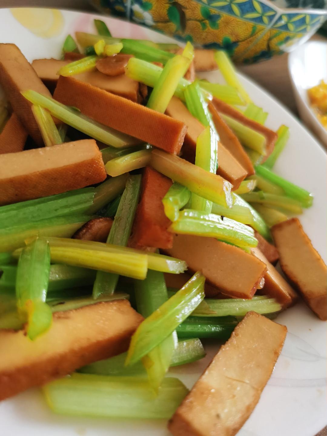 让何老师好吃到哭的同款芹菜炒香干，真的超美味