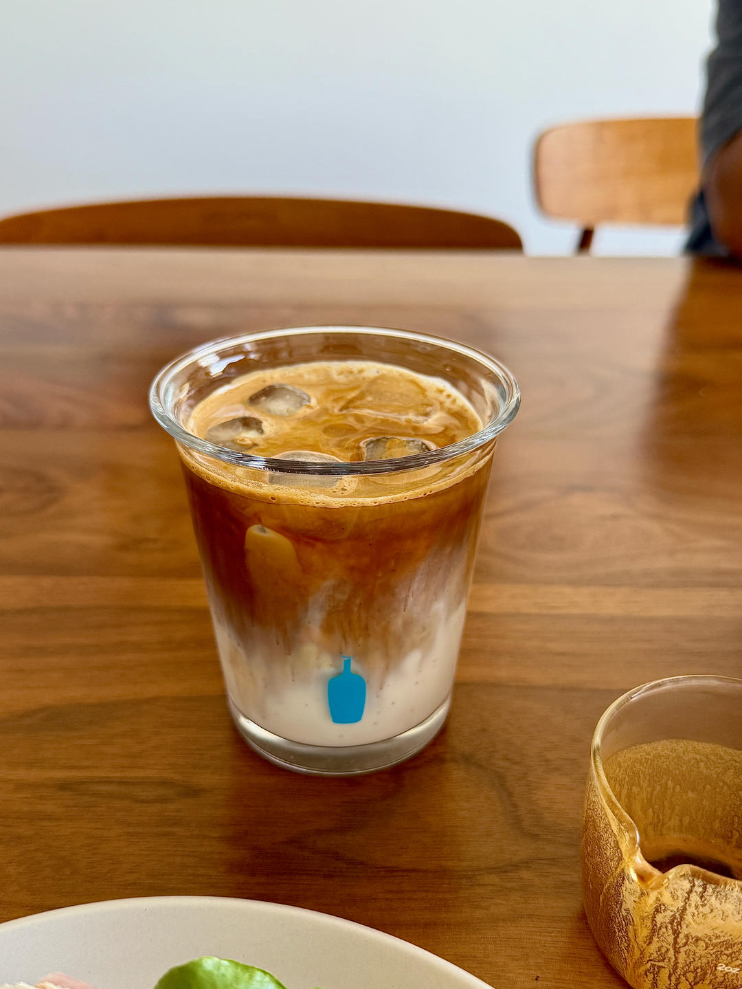 一杯提神冰拿铁